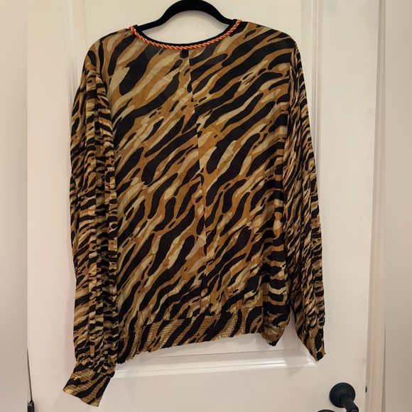 Women's Patrice Tiger Print Blouse - Picture 6 of 7